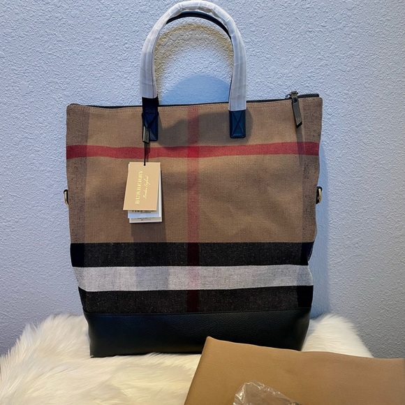 NEW Burberry Oversized Check Armley Folding Messenger - Picture 2 of 9